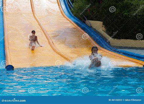 Water slides and girls (Wasserrutschen und Frauen) :